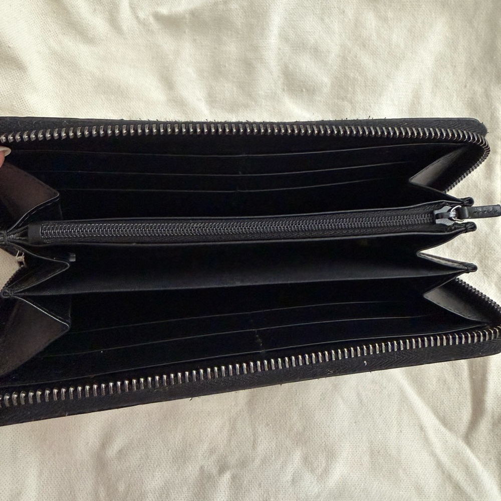 Gucci Emblem Leather Wallet - Picture 6 of 6